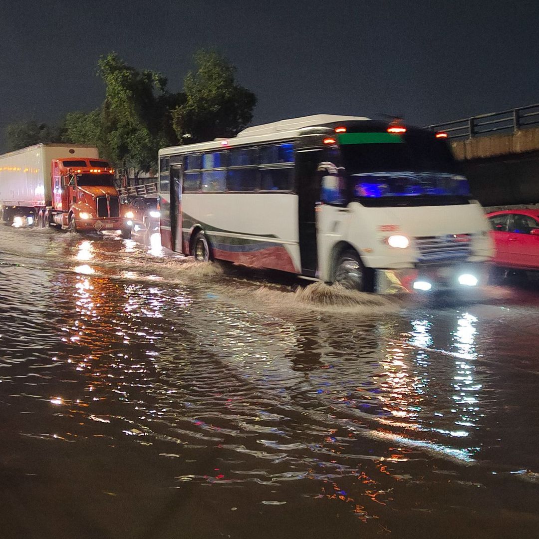 Las fuertes lluvias provocaron inundaciones en diferentes puntos de la capital. Foto: Cuartoscuro